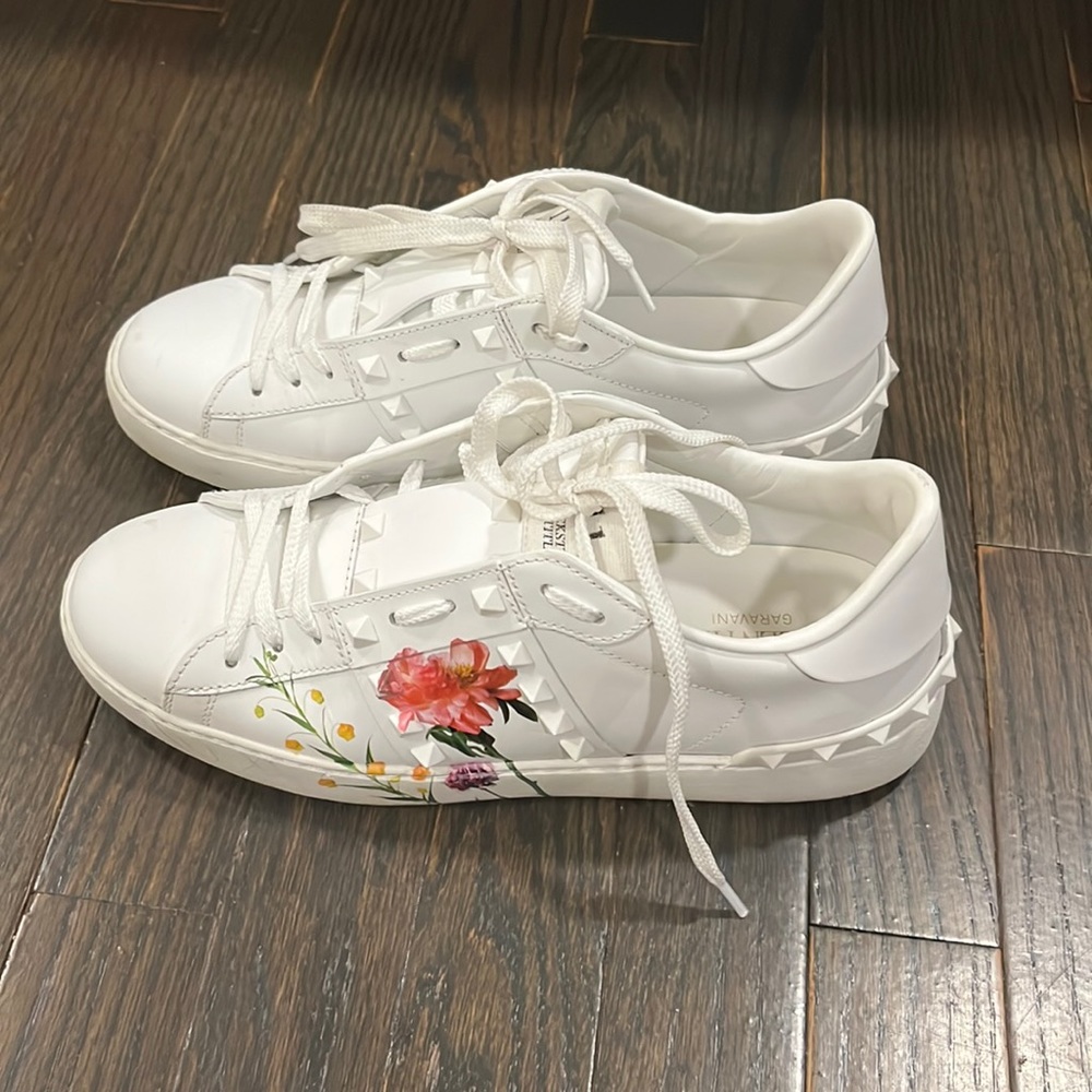 Valentino stud sneaker